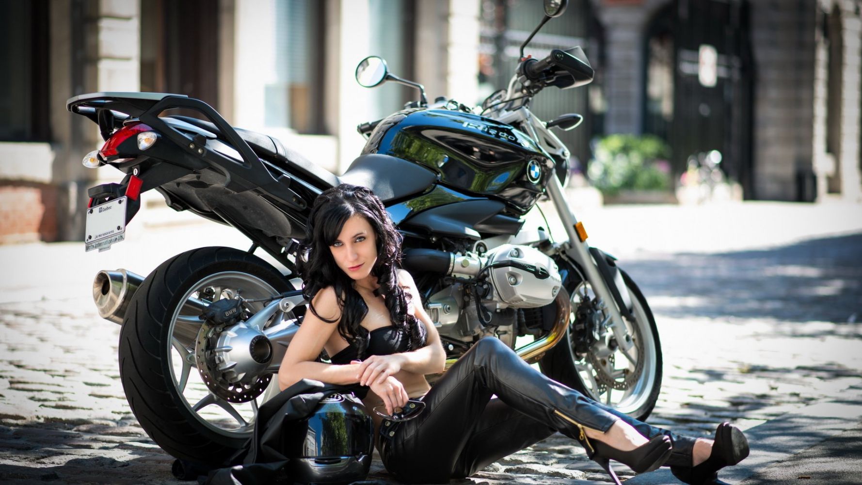 Fresh photos, fresh mood — European women on bikes online in Cairo