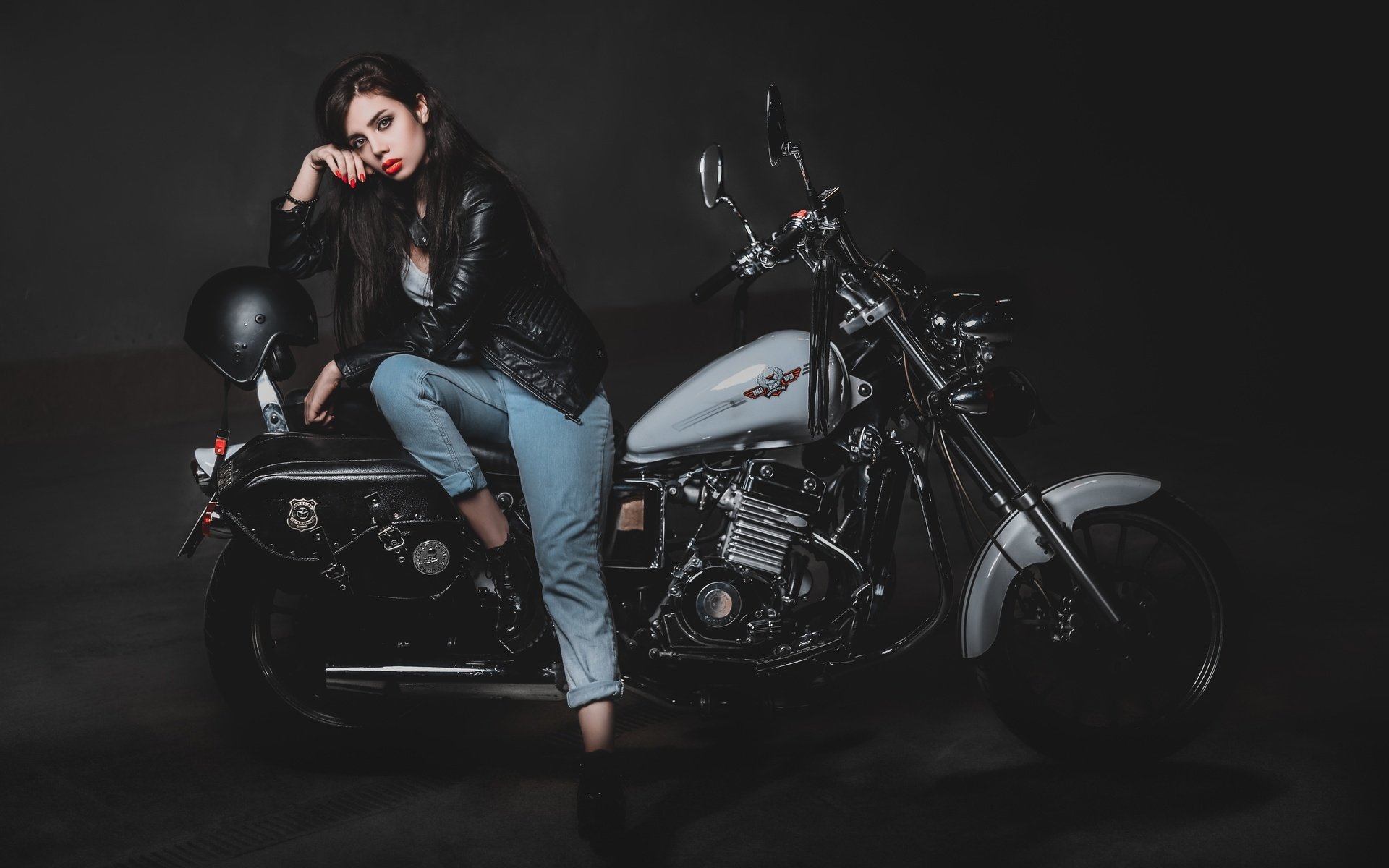 Biker girls: style and drive brings the glow — live moments in Cairo