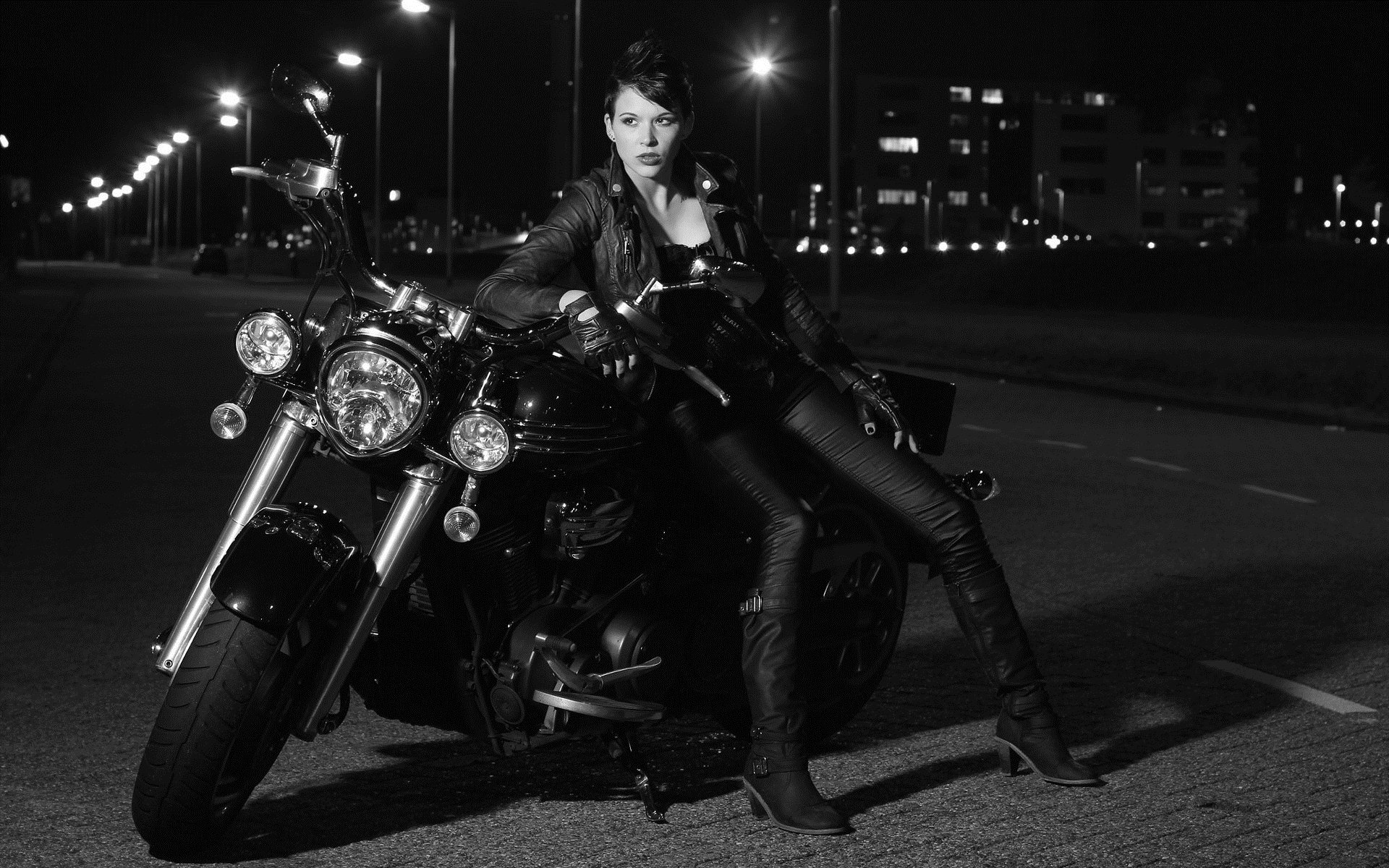 Photo Beautiful girls and motorcycles in Cairo