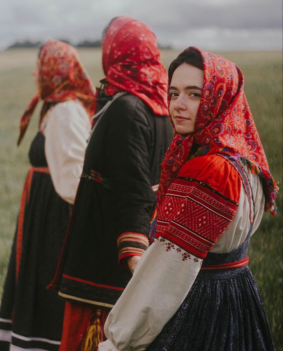 Women in Slavic costumes’s look of the day — catch her live in Cairo
